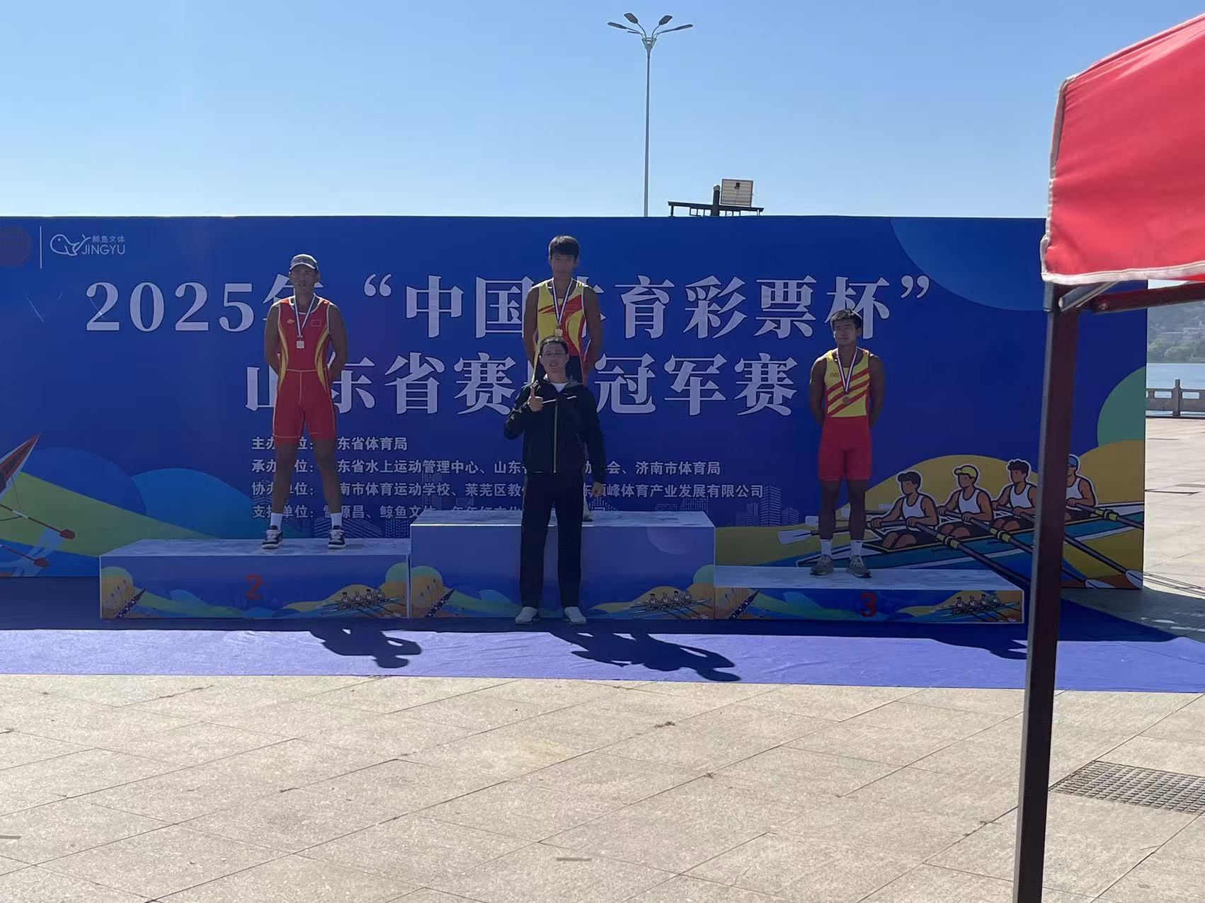 男子赛艇甲组单人双桨冠军周炳旭.jpg